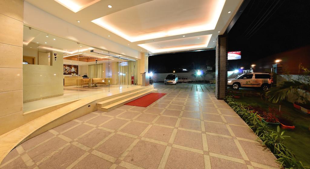 Poppys Anukula Residency Веллуру Экстерьер фото